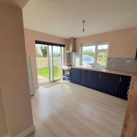 Beautiful With Gardens, Patio & Fireplace Hébergement de vacances