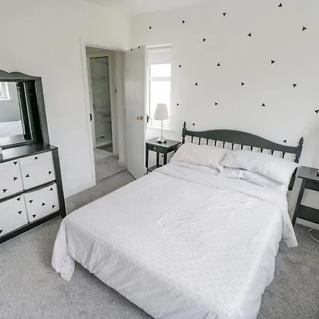 Beautiful With Gardens, Patio & Fireplace Hébergement de vacances Dromahair