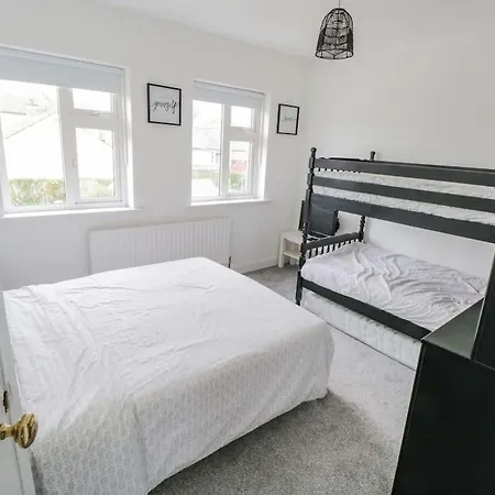 Hébergement de vacances Beautiful With Gardens, Patio & Fireplace *