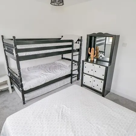 Beautiful With Gardens, Patio & Fireplace Hébergement de vacances *
