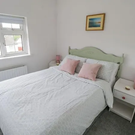Ferienhaus Beautiful With Gardens, Patio & Fireplace *