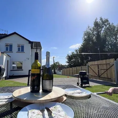 Beautiful With Gardens, Patio & Fireplace Hébergement de vacances *